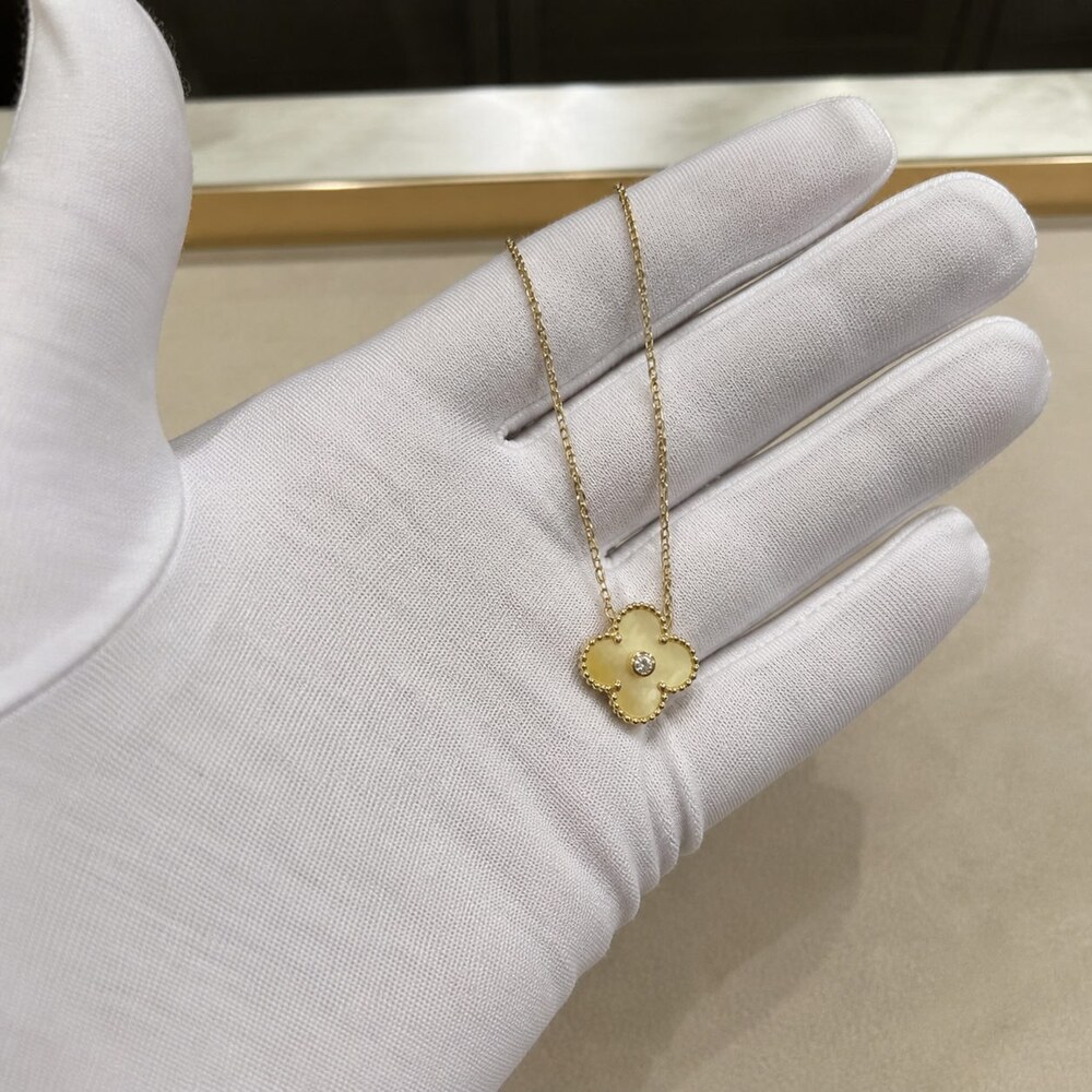 Van Cleef & Arpels Elegant Signature Necklace Style 6 | New with Box - Picture 7 of 9